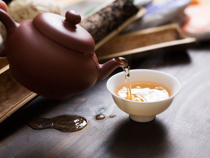 pouring pu erh tea