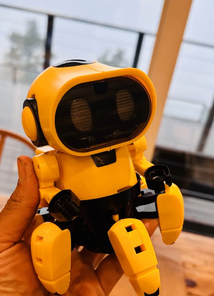 tobbie-the-robot-shot